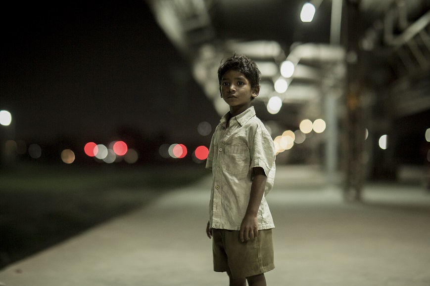 El pequeño Saroo en Lion, película nominada al Oscar.
